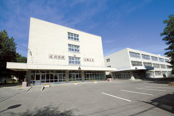 Koryonaka school located on the south side of West 28 Street Bus Terminal, 7 minutes walk (about 510m). Miyanomori invited elementary school children such as classes, Briefings towards the junior high school enrollment. Even the two schools are in cooperation, It has become a major feature