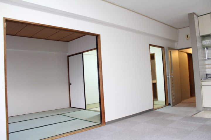 Living and room. In a very wide space if you use to connect the living room and a Japanese-style room ☆ 