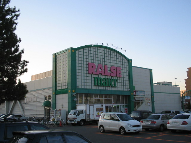 Supermarket. Raruzumato Yamahana store up to (super) 438m