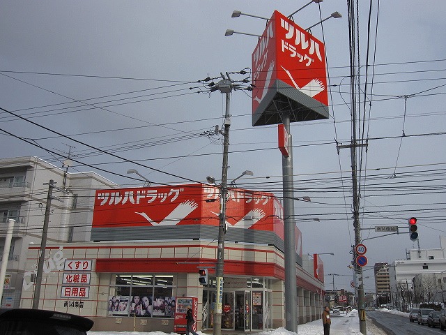 Dorakkusutoa. Tsuruha drag Gyokei through shop 796m until (drugstore)