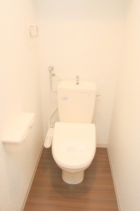 Toilet. Spacious 1LDK Mansion ☆ Expenses significant reduction in city gas and net free