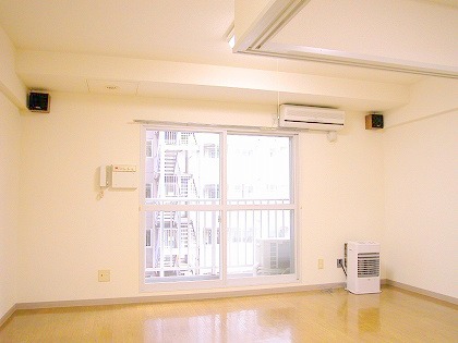 Living and room. Fire insurance premium of 20,000 yen only a spacious 1LDK possible tenants in ☆ 