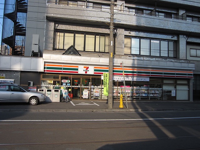 Convenience store. Seven-Eleven Sapporo Yamahana store up (convenience store) 409m