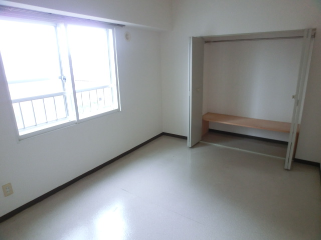 Other room space. Large closet of Western-style ☆ 