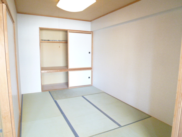 Toilet. It is a Japanese-style room with a closet