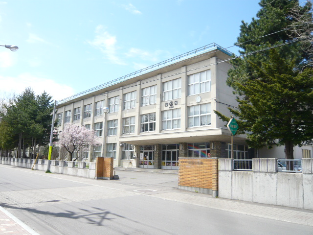 Junior high school. 800m to Sapporo Municipal Keimyung junior high school (junior high school)