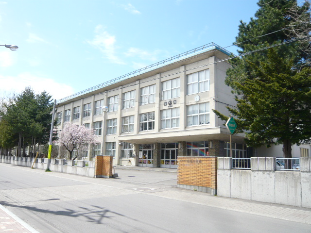 Junior high school. 700m to Sapporo Municipal Keimyung junior high school (junior high school)