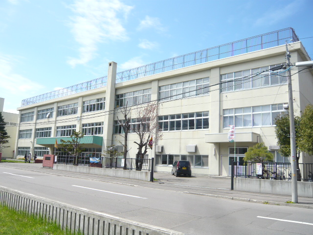 Primary school. 210m to Sapporo Municipal Midorigaoka elementary school (elementary school)