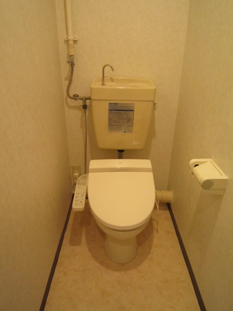 Toilet. Is a warm water washing heating toilet seat (bidet)! 