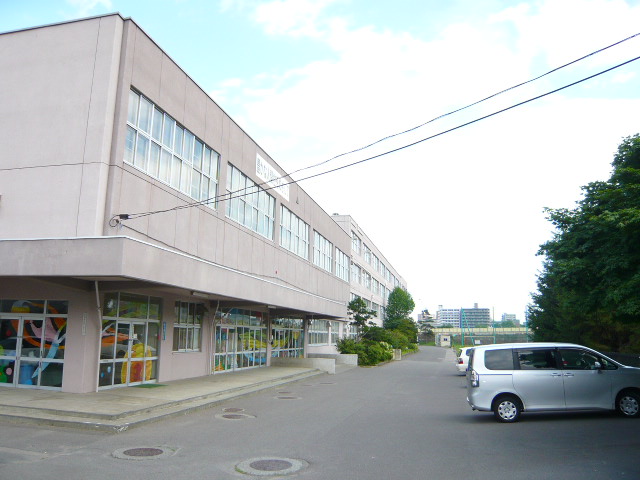 Primary school. 80m to Sapporo Tatsuhoro Minami Elementary School (Elementary School)