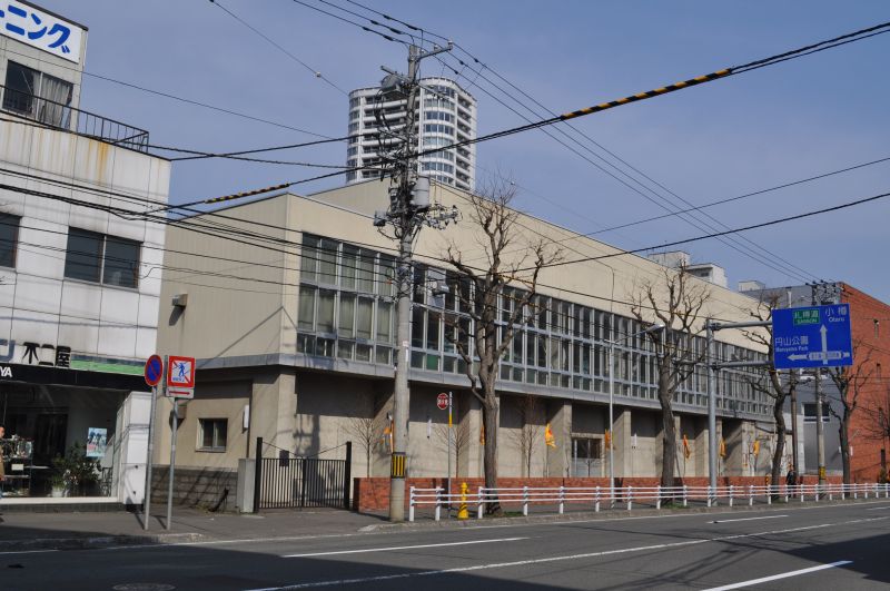 Primary school. 408m to Sapporo Municipal Maruyama Elementary School (elementary school)