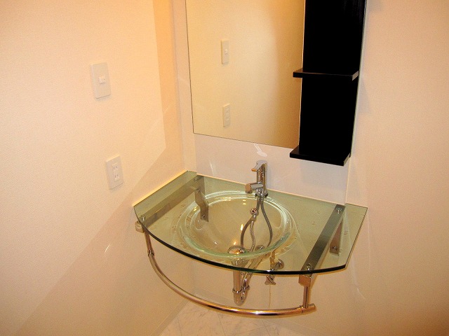 Washroom. Design wash basin fashionable !!