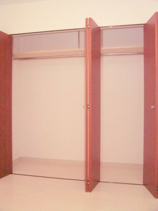 Living and room. It is with large closet ☆ 