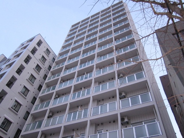 Building appearance. Luxury rental apartment tower in the center