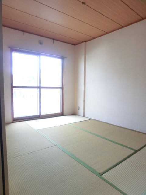 Other room space. Japanese-style room also sunny ☆ Warm room! 