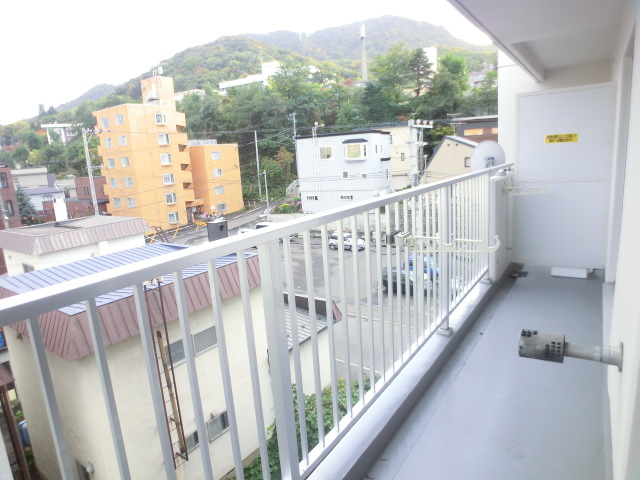 Balcony. Laundry is also well dry likely in the south-facing balcony ☆ 