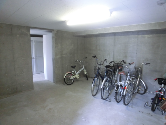 Other common areas. Bicycle lovers, It is no worry even in the winter in the covered parking! 