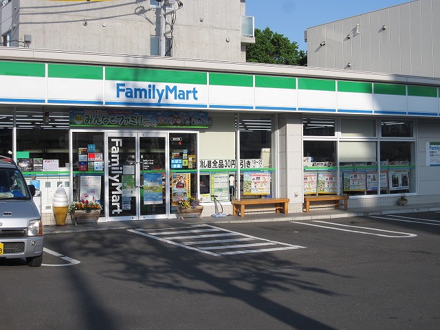 Convenience store. FamilyMart Sapporominami Article 12 store up to (convenience store) 50m