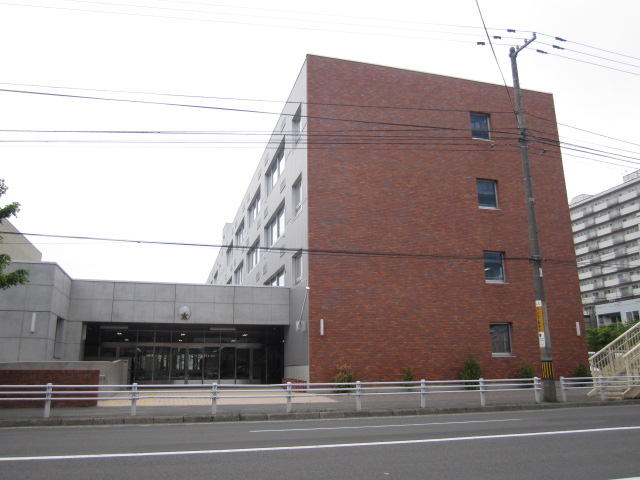 Primary school. 400m to Sapporo Municipal Maruyama Elementary School (elementary school)
