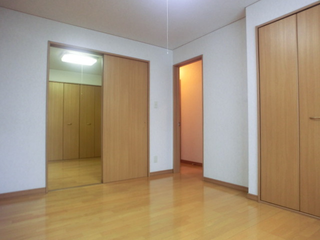 Other room space.  ※ It is a photograph of the inverted room