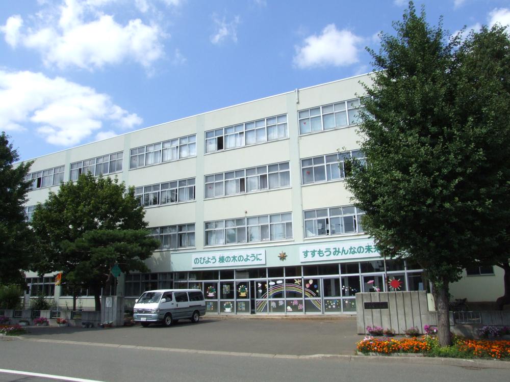 Primary school. To Sapporo Municipal Sakaehigashi elementary school 630m walk 8 minutes