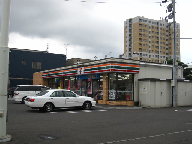 Convenience store. Seven-Eleven Sapporo Kita 18 Johigashiten up (convenience store) 391m