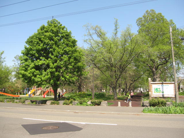 park. 497m to the university village of Forest (Park)