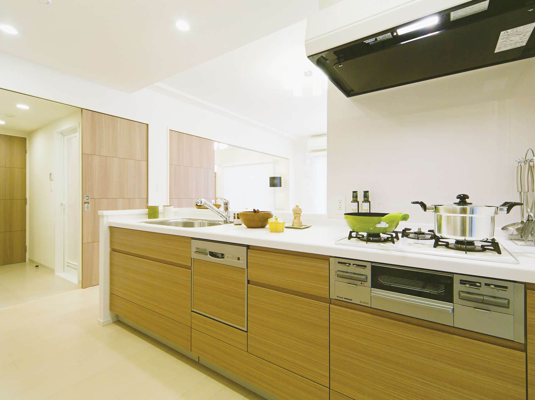 Kitchen eliminates the need of cleaning up of the meal, With dishwasher to reduce the housework burden. Plenty of clean up put the cookware, such as pot also storage that can be easily. further, Because the flow line to the utility is smooth Konasemasu efficiently housework