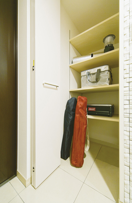 Installing a closet at the entrance next to. Golf bags and camping equipment, You can be housed together, such as outdoor goods and stroller to take advantage of, such as a holiday skiing. Will it can be said that to increase the storage capacity in the shelf of the movable