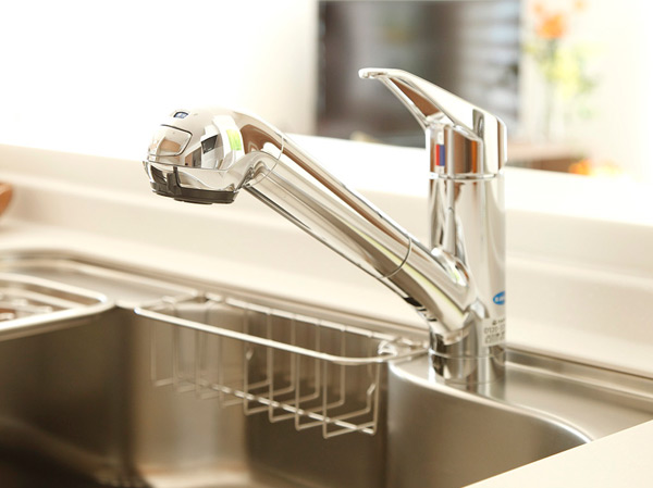 Kitchen.  [Water purification function with faucet] A built-in water purifier to the tip of the faucet. Not take place, Use the easy water purification (same specifications)