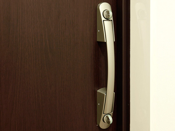 Security.  [Double lock the front door] Entrance door provided with a keyhole 2 places. The key to further enhance the security effect in the dead bolt and crime prevention switched thumb (same specifications)