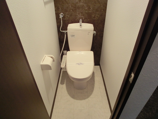 Toilet. With Washlet ☆ There is also a roll storage ☆ 