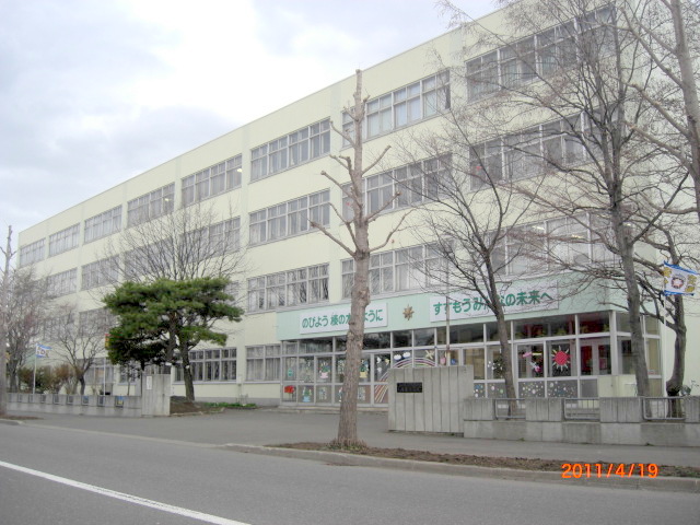Primary school. 432m to Sapporo Municipal Sakaehigashi elementary school (elementary school)