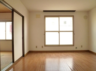 Living and room. Security deposit unnecessary or rent one month free rent possible consultation! !