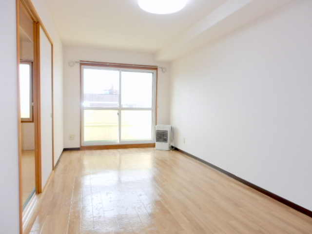 Living and room. Bright living a per yang good