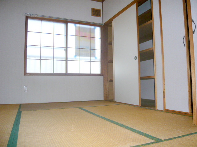 Other room space. It is a Japanese-style room of Calm