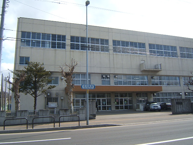 Junior high school. 731m to Sapporo City Tamotsu Mika junior high school (junior high school)