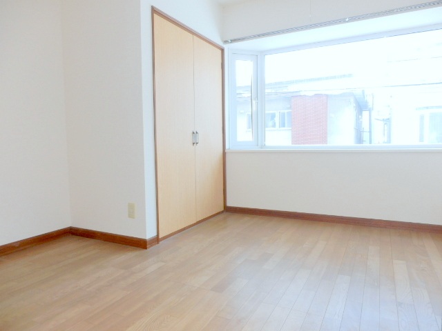 Other room space. It is a popular all-Western-style type of room