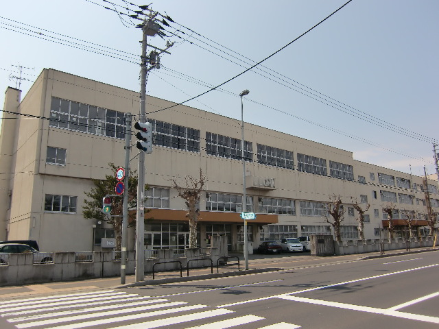 Junior high school. 98m to Sapporo City Tamotsu Mika junior high school (junior high school)
