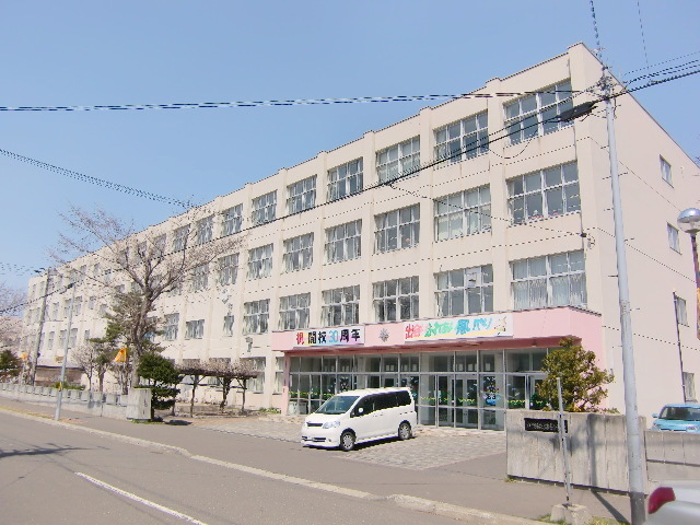 Primary school. 385m to Sapporo Municipal Kaisei elementary school (elementary school)