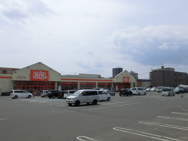 Supermarket. 726m until the Big Sakaemachi store (Super)