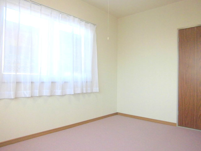 Other room space. Floors warm carpet