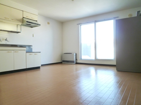 Living and room. Balcony! ! Shindō-Higashi Station & Sakae 5-minute walk from the train station! ! 