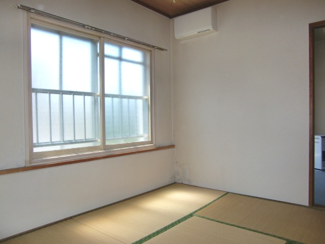 Other room space. I Japanese-style room is feeling even sunny is good