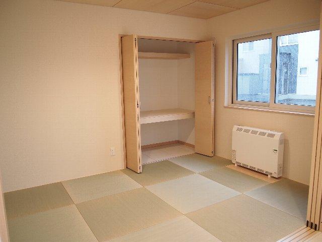 Non-living room. 6-mat Japanese-style room on the ground floor Japanese-style room of living continued to the drawing-room partitions in the thermal storage heater installation sliding door ☆ Release to ヽ to playroom for children ( '▽ `) / =3