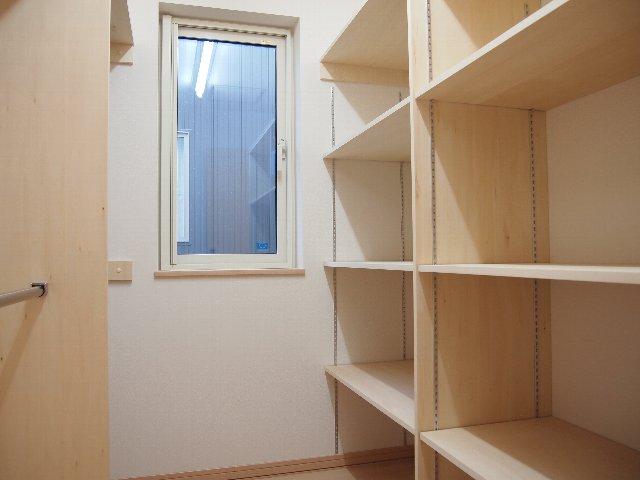 Receipt. Of the main bedrooms 3 tatami walk-in closet