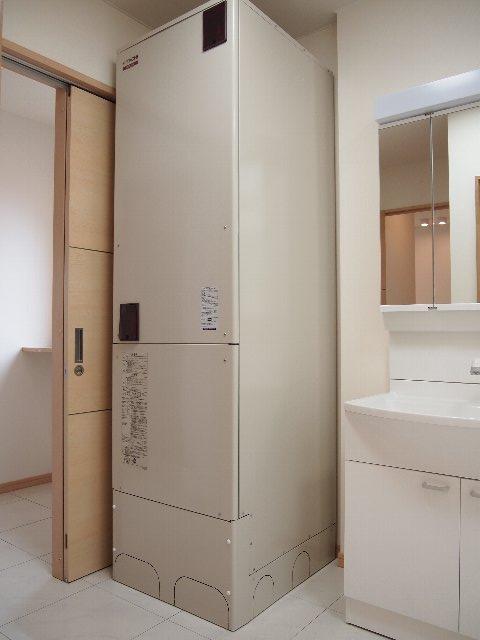 Power generation ・ Hot water equipment. 460 liters electric water heater is, Neat also looks have hidden also piping