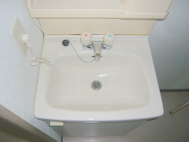Other Equipment. There washbasin!