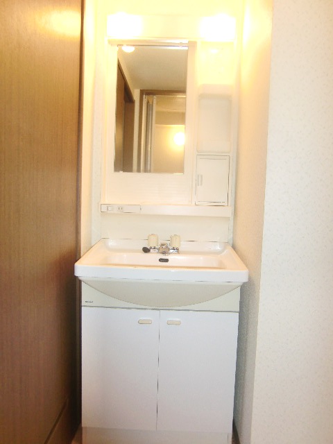 Washroom. With shampoo dresser