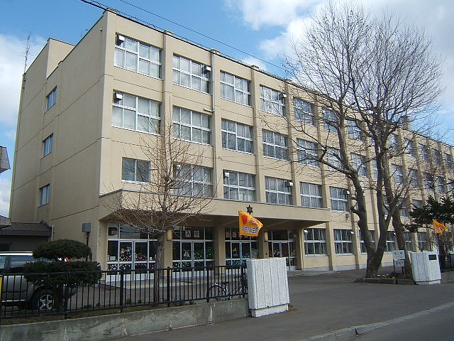 Primary school. 619m to Sapporo Municipal Tamotsu Mika elementary school (elementary school)